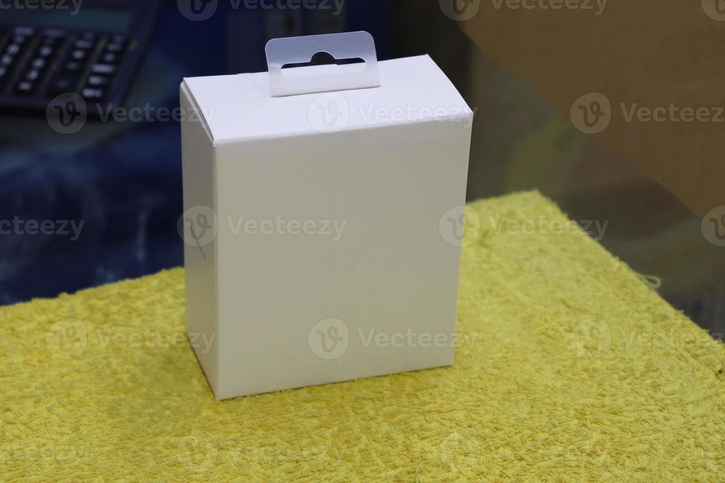 witte doos close-up op gele kleur foto