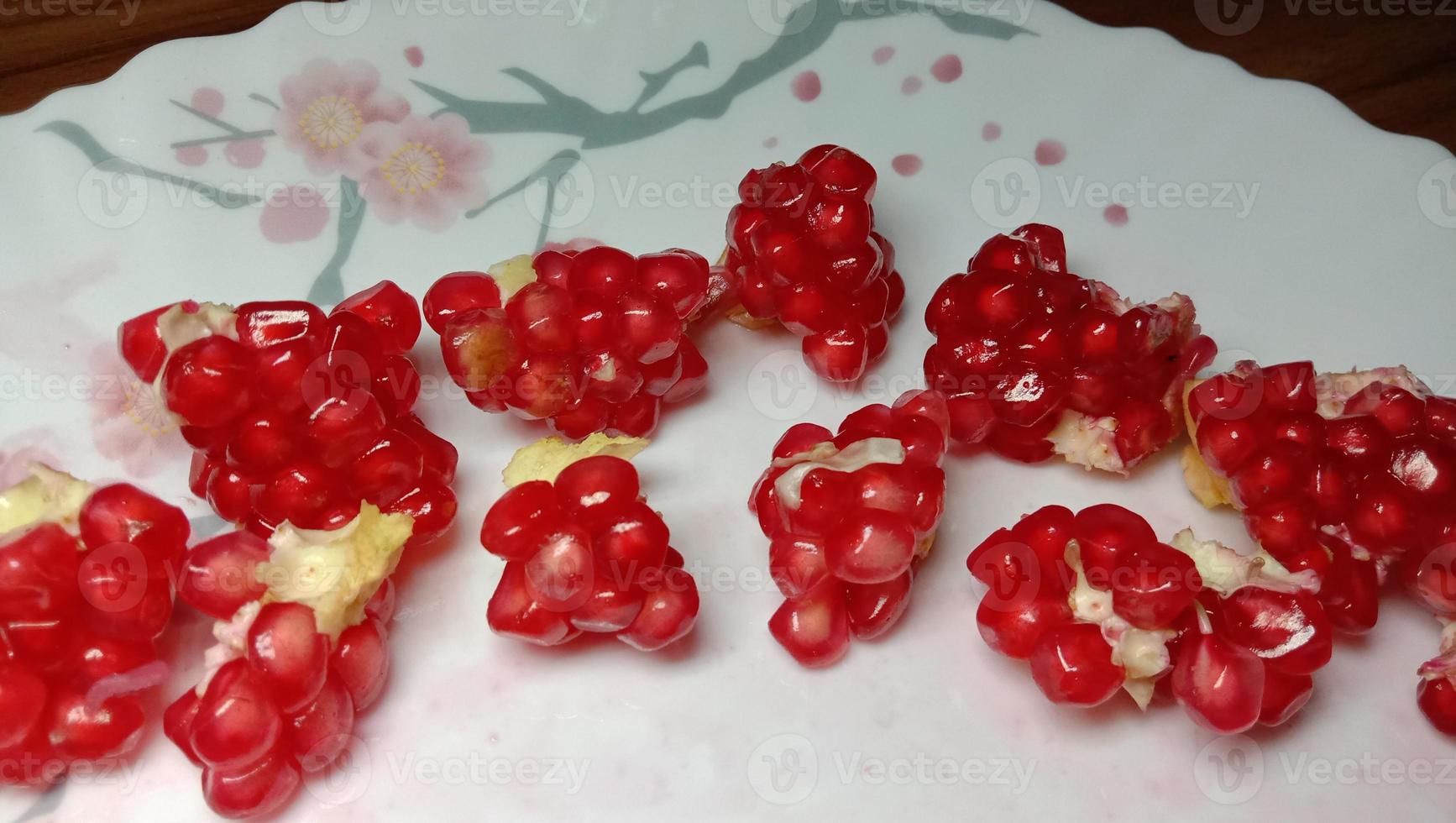 granaatappelpitjes bouillon op bord foto