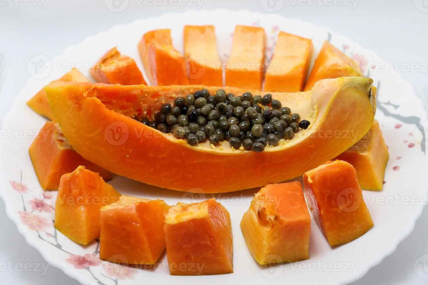 kleurrijke papaya gesneden vrede met zaad foto