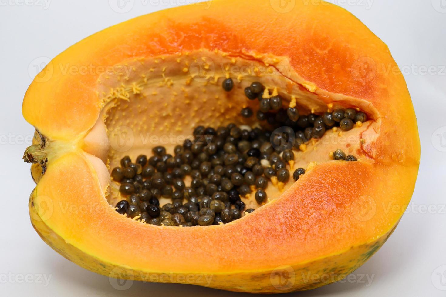 kleurrijke papaya gesneden vrede met zaad foto