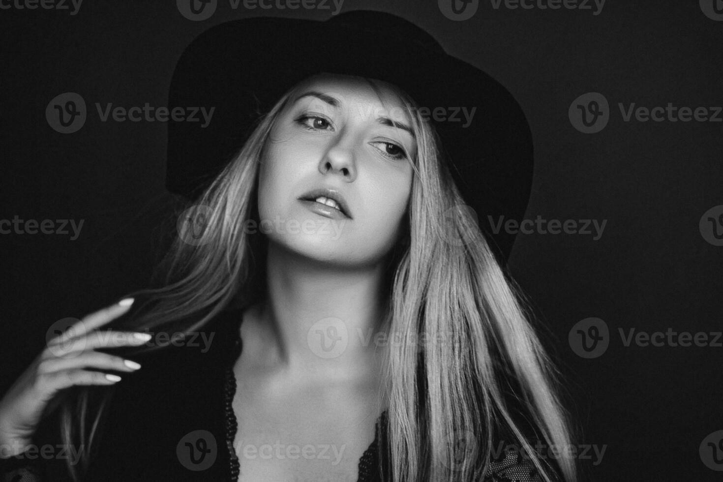 mooi blond vrouw vervelend een hoed, artistiek film portret in zwart en wit voor mode campagne en schoonheid merk foto