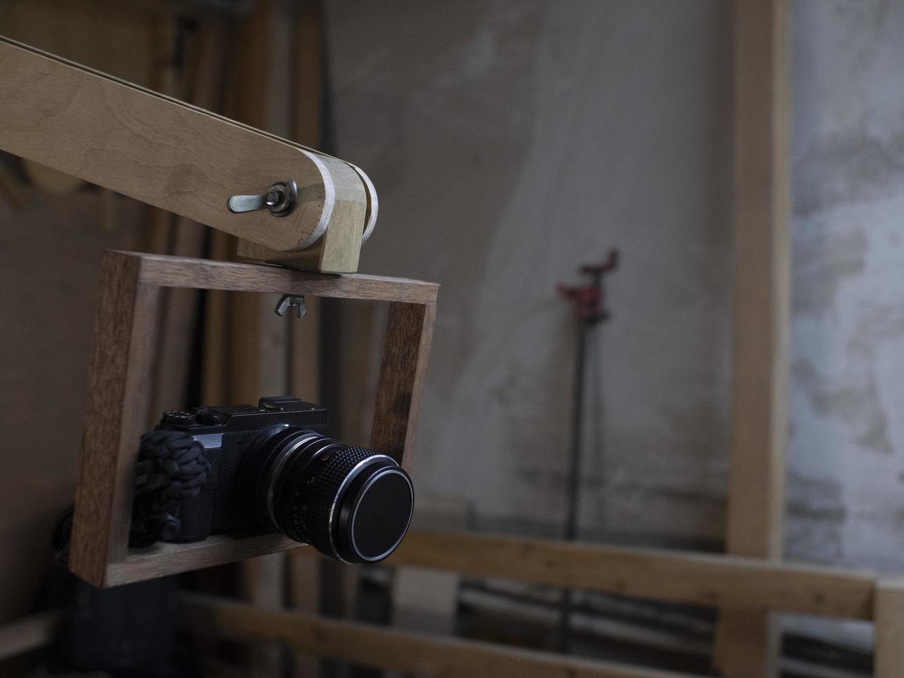 fotocamera in een houten frame foto