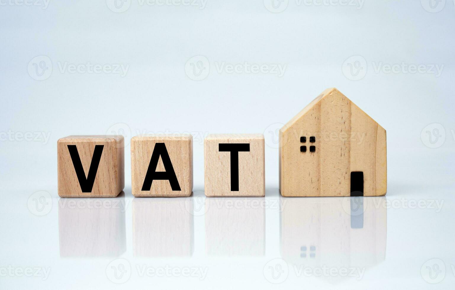 model- houten huizen en houten blokken met vat brieven gedrukt Aan hen. concept van betalen achterhouden belasting foto