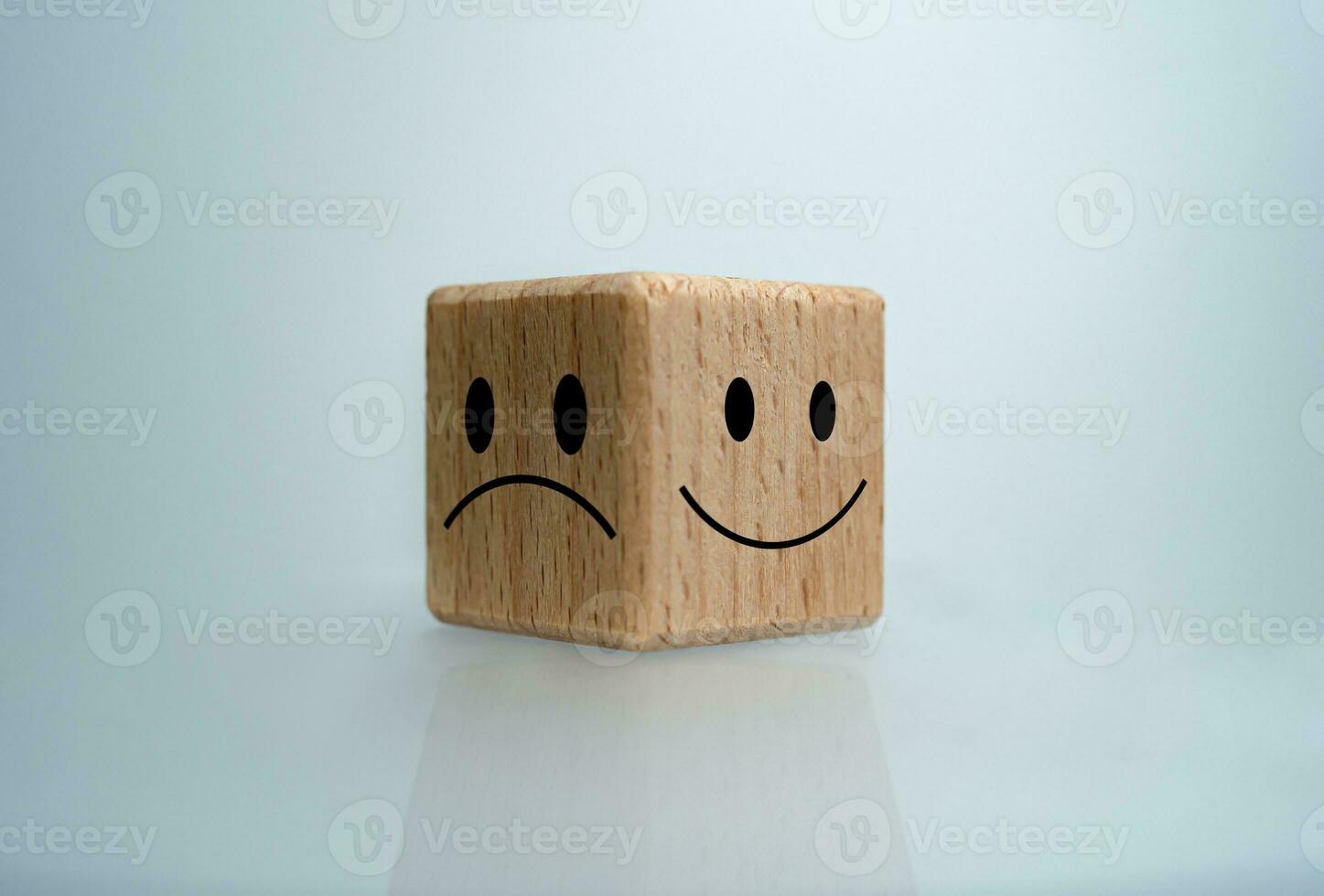 mentaal Gezondheid en emotioneel staat concept, glimlach gezicht en verdrietig gezicht Aan houten blok kubus voor positief manier van denken selectie concept. foto