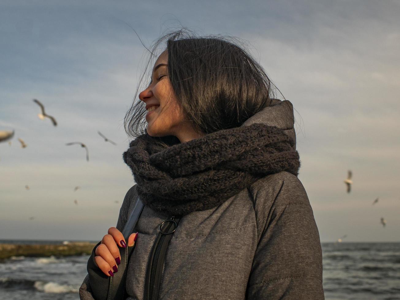 portretten jong aantrekkelijk meisje op de achtergrond van de zee, de lucht en de meeuwen foto