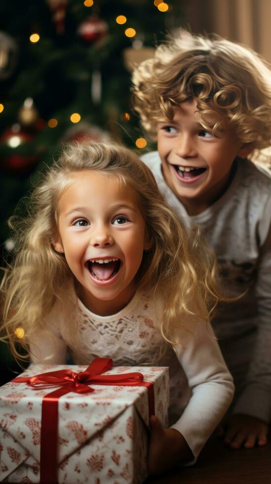 opgewonden kinderen opening hun presenteert Aan Kerstmis ochtend- foto