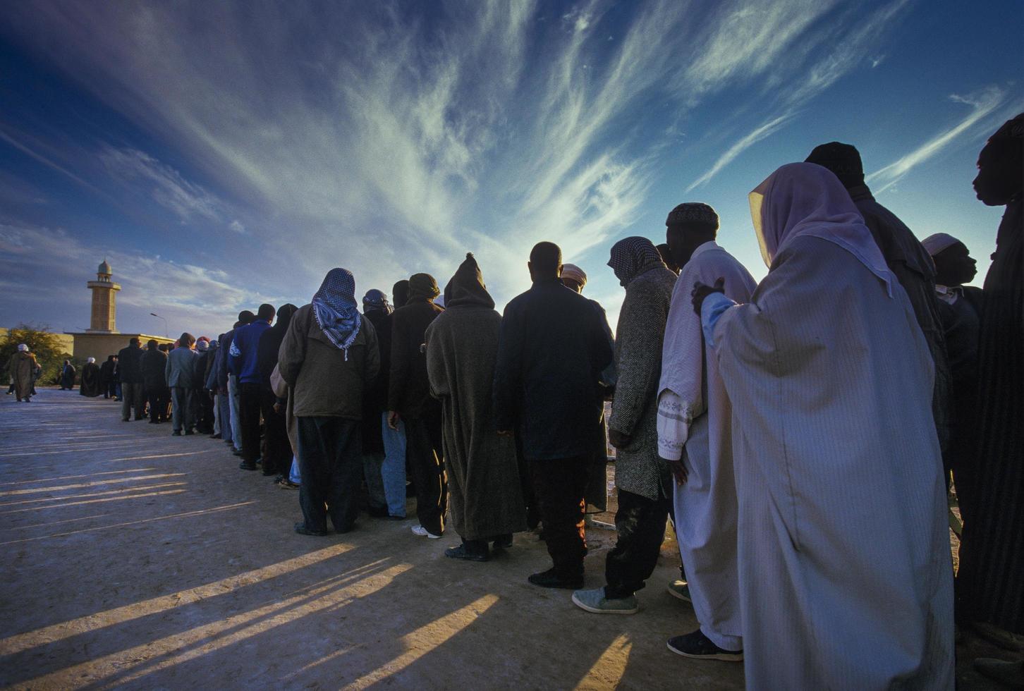 tamanrasset, algerije 2010- onbekende mensen voor de moskee foto