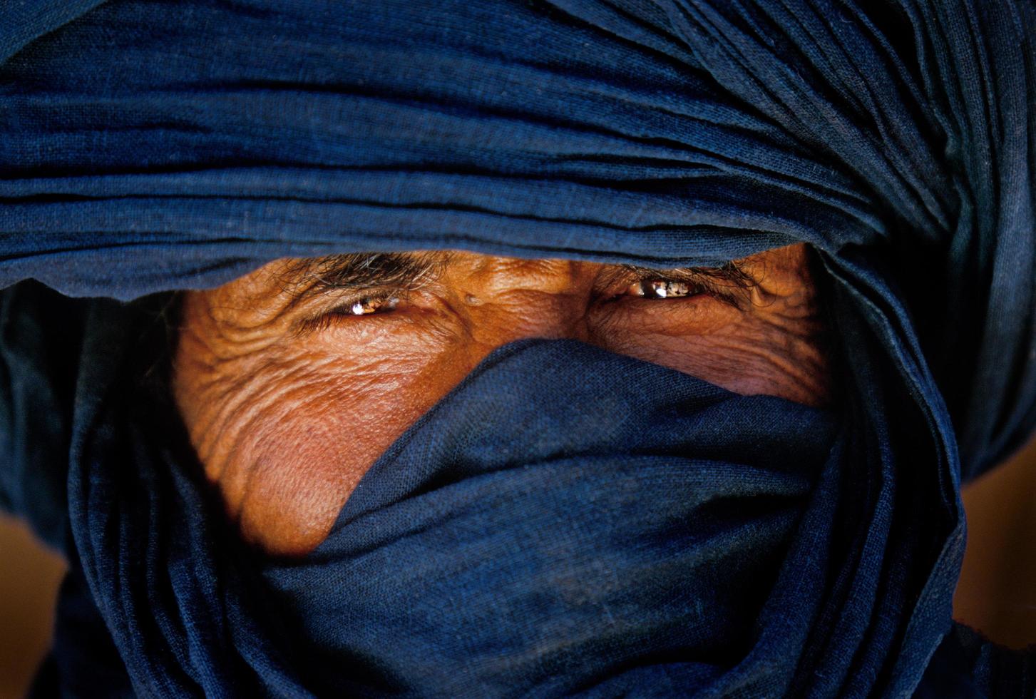 tamanrasset, algerije 2010- portret van onbekende touareg in de tassili n'ajjer woestijn foto