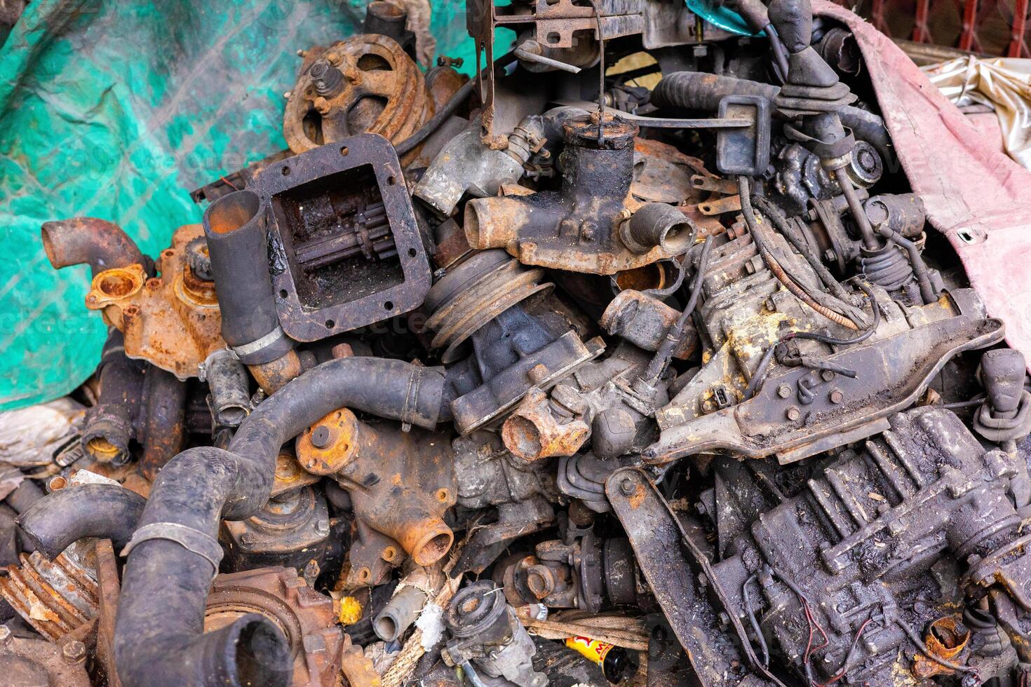 stapel van roestig en vuil verouderd oud voertuig metaal motor en Reserve onderdelen. foto