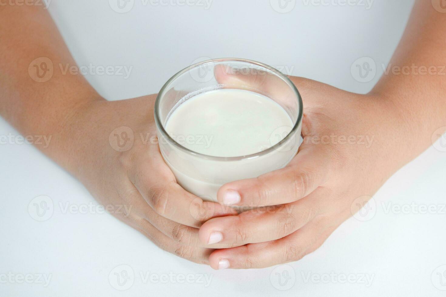 dik jongen Holding een vol glas van melk. kinderen zijn drinken melk. de concept van gezond aan het eten het is gunstig voor de groei van kinderen. foto