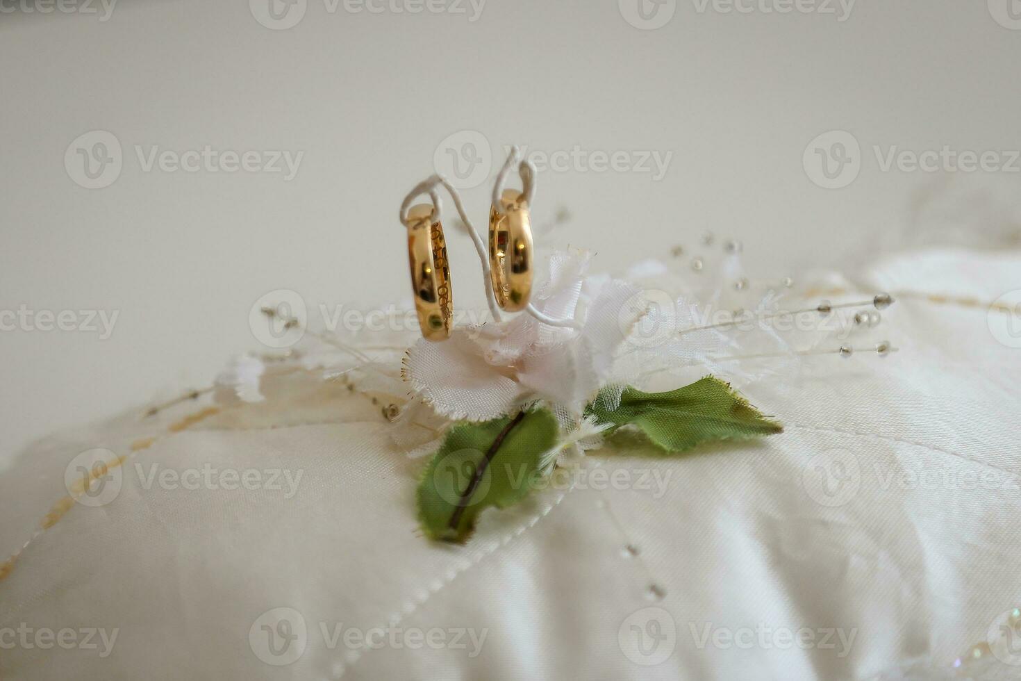 detail van twee gouden bruiloft ringen foto