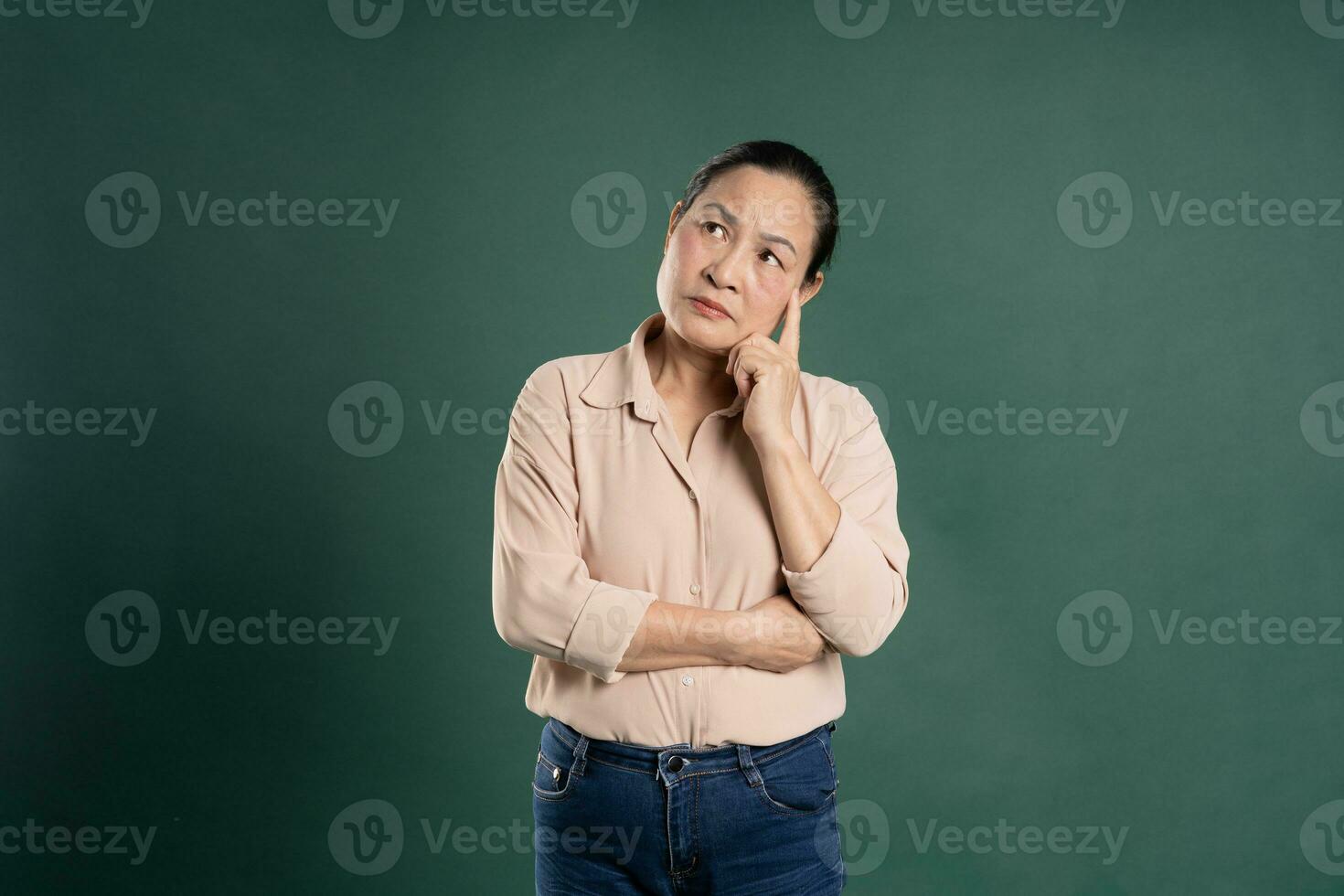 ganggang middelbare leeftijd Aziatisch vrouw portret poseren Aan blauw achtergrond foto