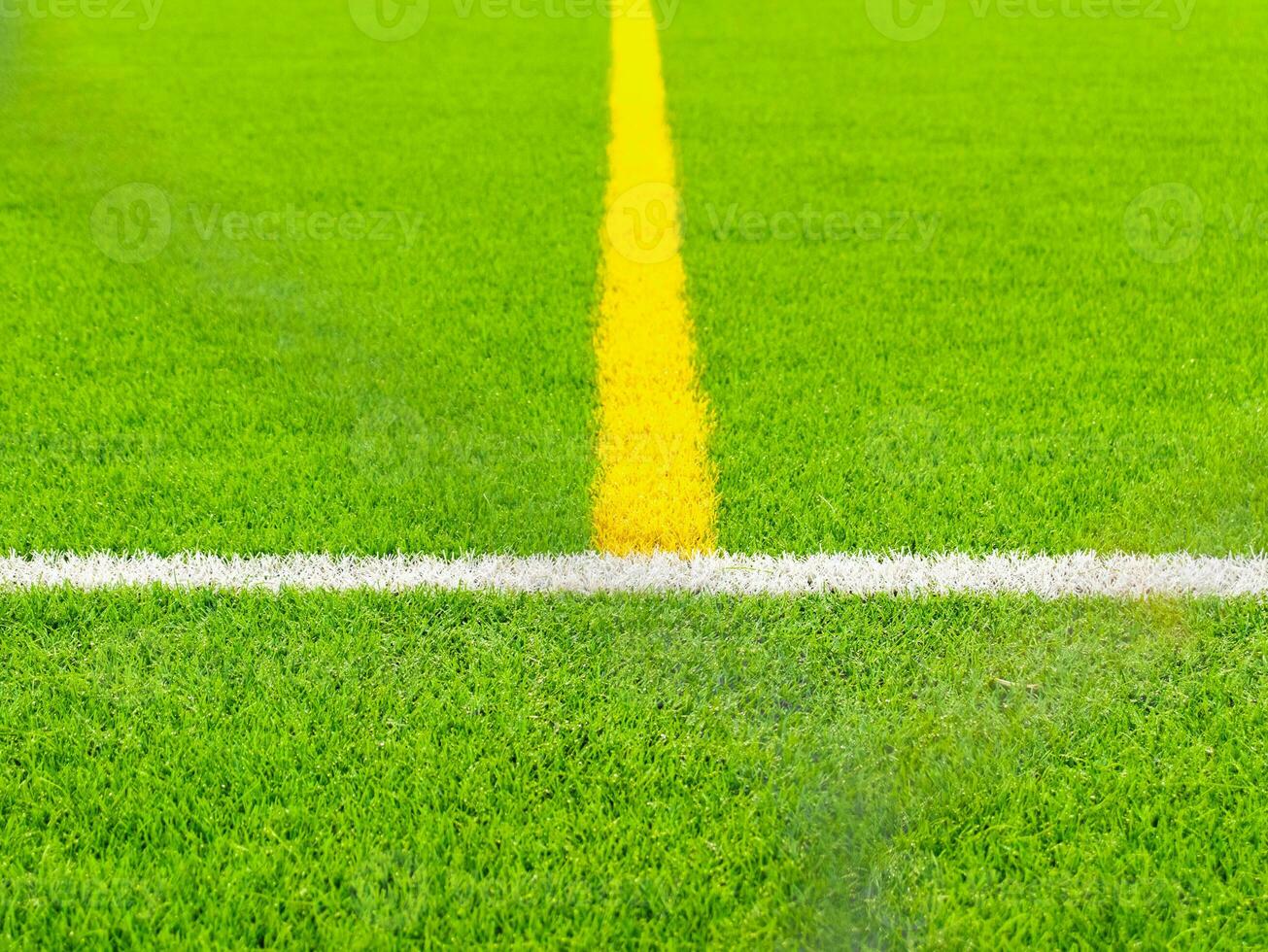 een voetbal veld- visie van buiten de schutting, scherpstellen Aan de veld, na sommige bewerkingen. foto