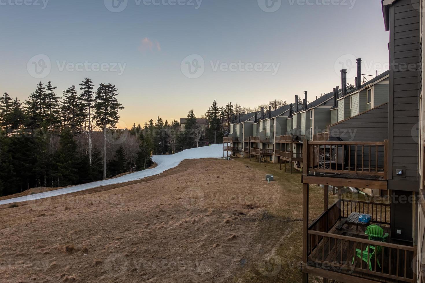 prachtige natuurzonsopgang bij het skiresort sneeuwschoen West Virginia foto