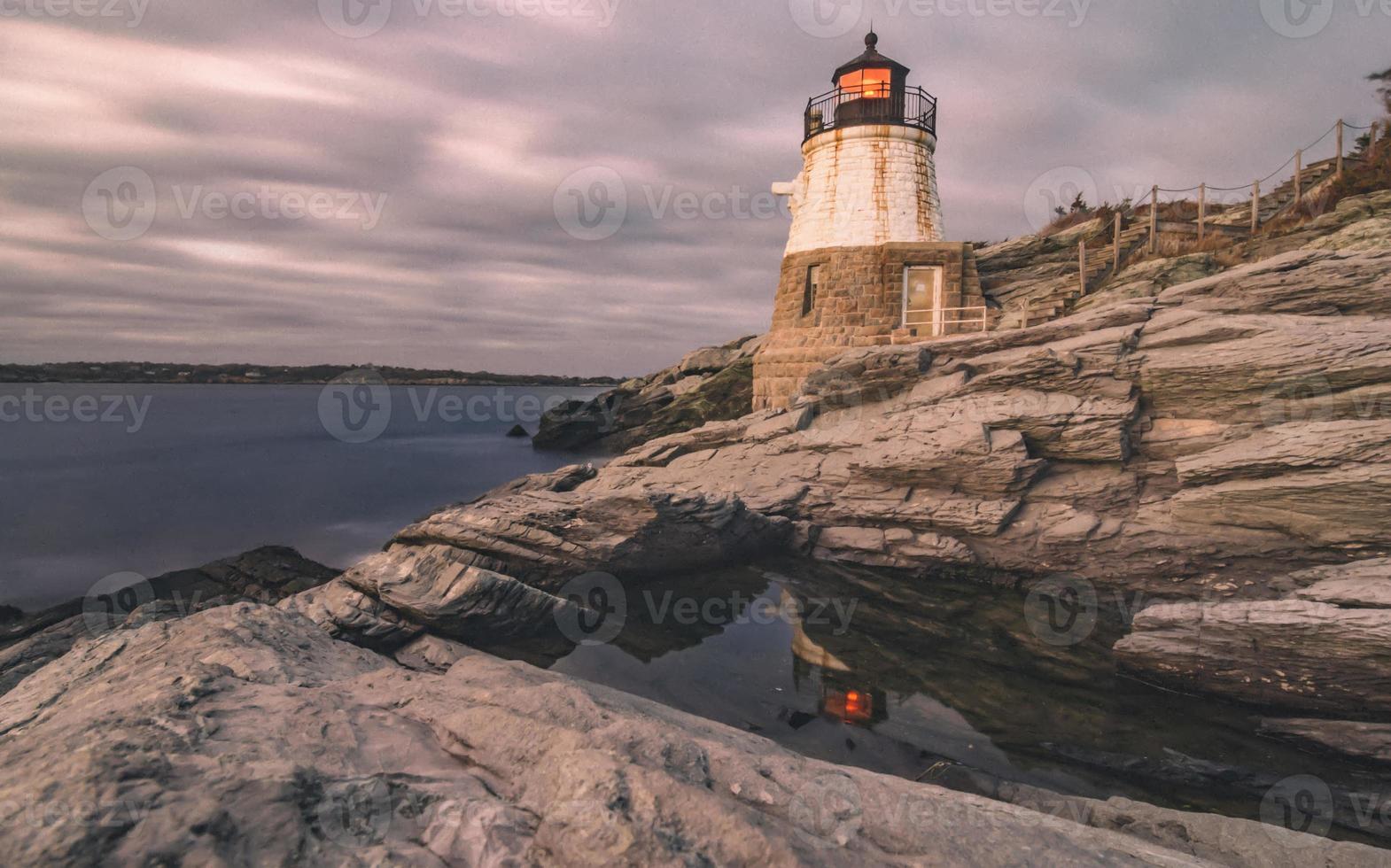 zonsondergang in newport rhode island bij de vuurtoren van de kasteelheuvel foto