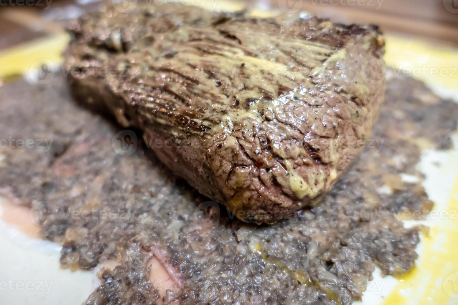 het maken van ossenhaas beef wellington voor het avondeten foto