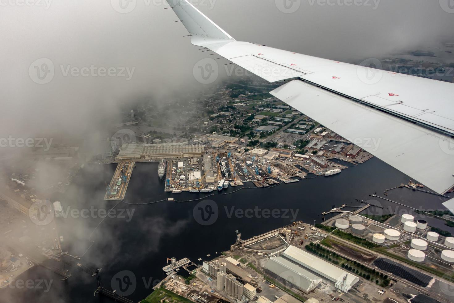 landing op een bewolkte dag op de luchthaven van Norfolk Virginia foto