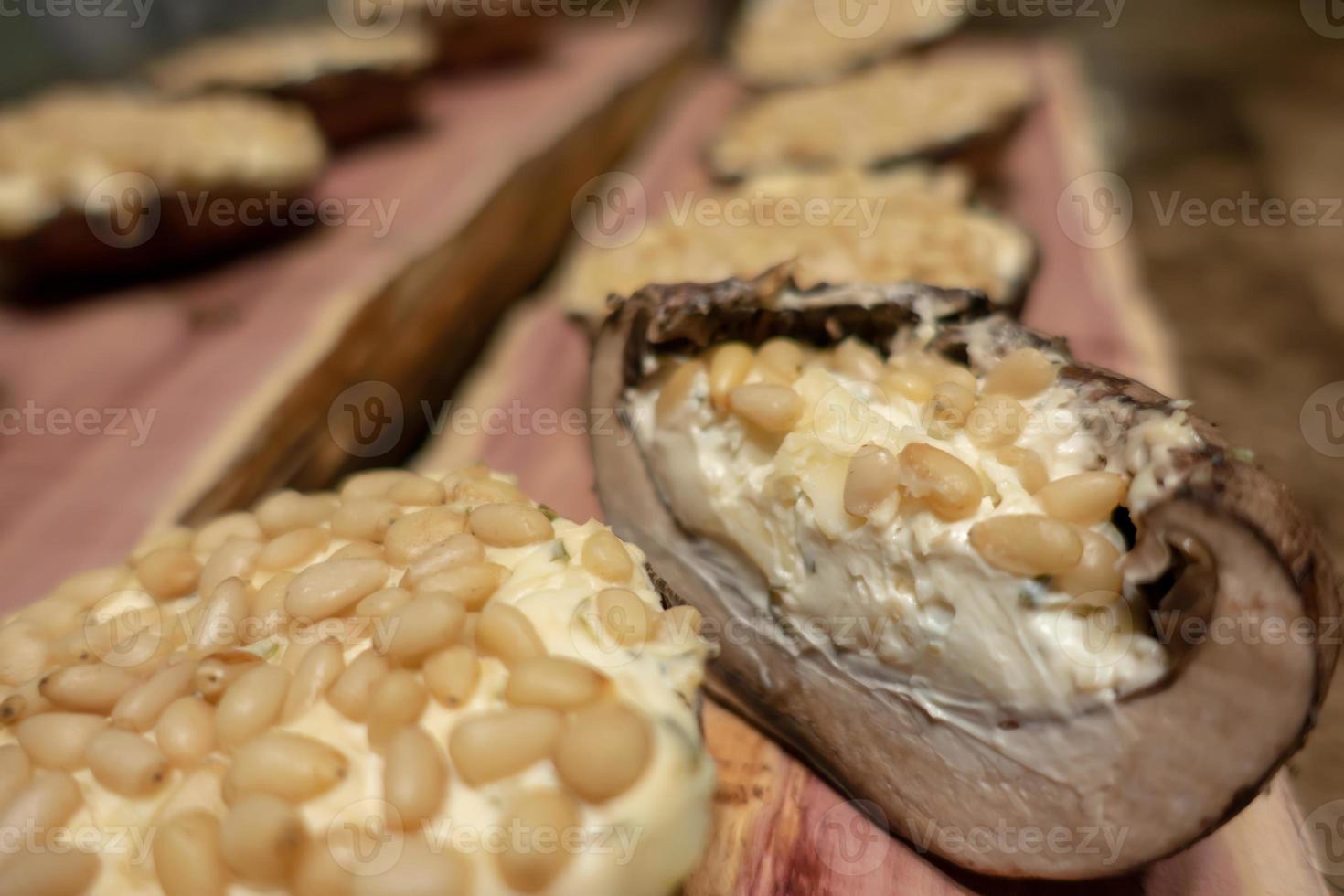 portobello-champignons grillen op cederhouten plank foto