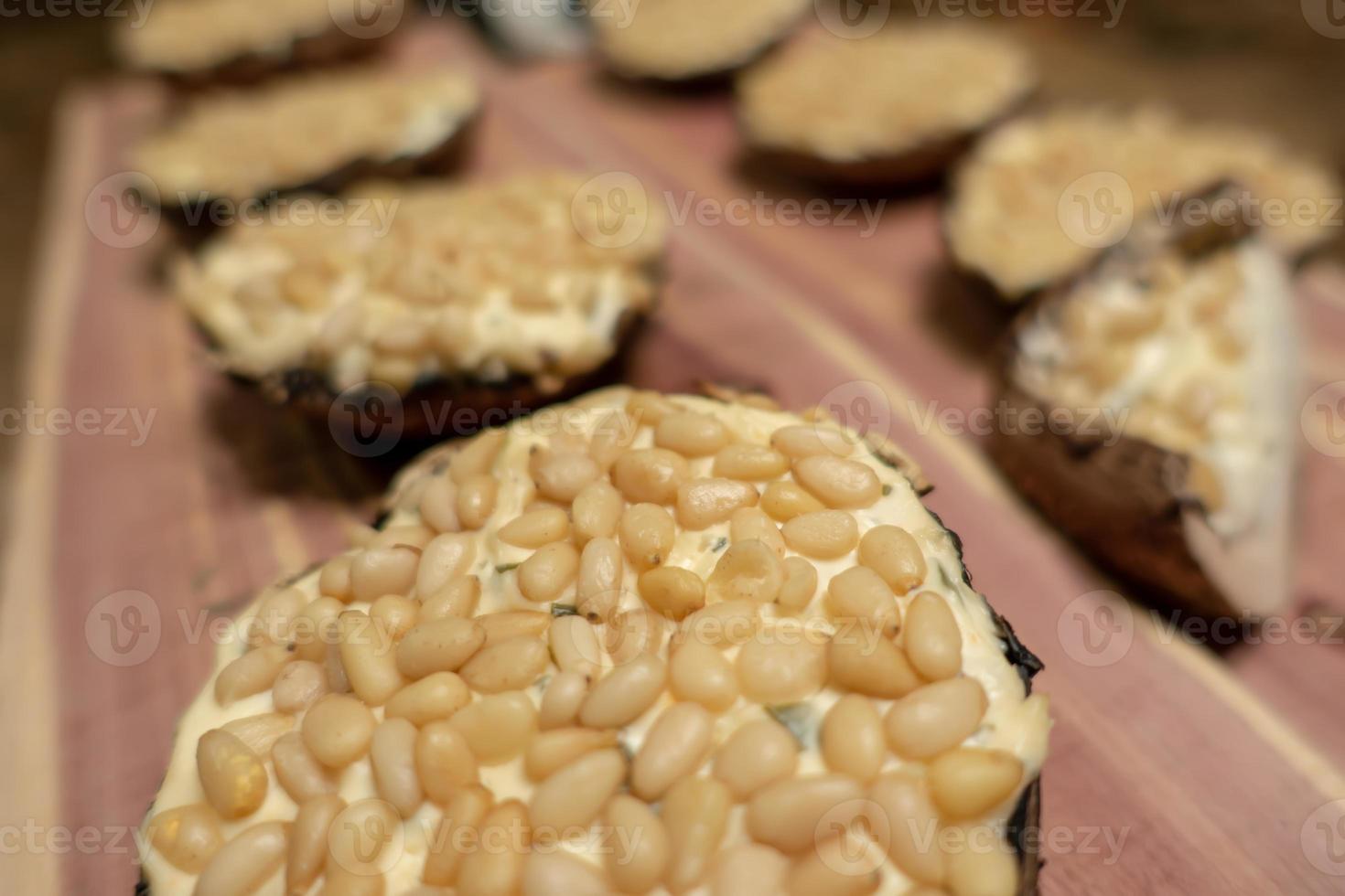 portobello-champignons grillen op cederhouten plank foto