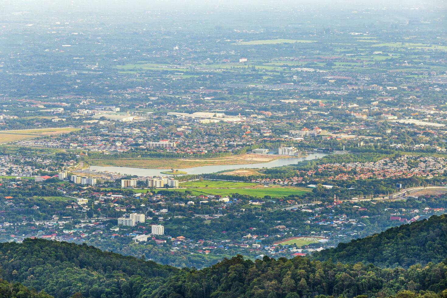 visie in de bergen met stadsgezicht over- de stad van Chiang mei, Thailand Bij dag. foto