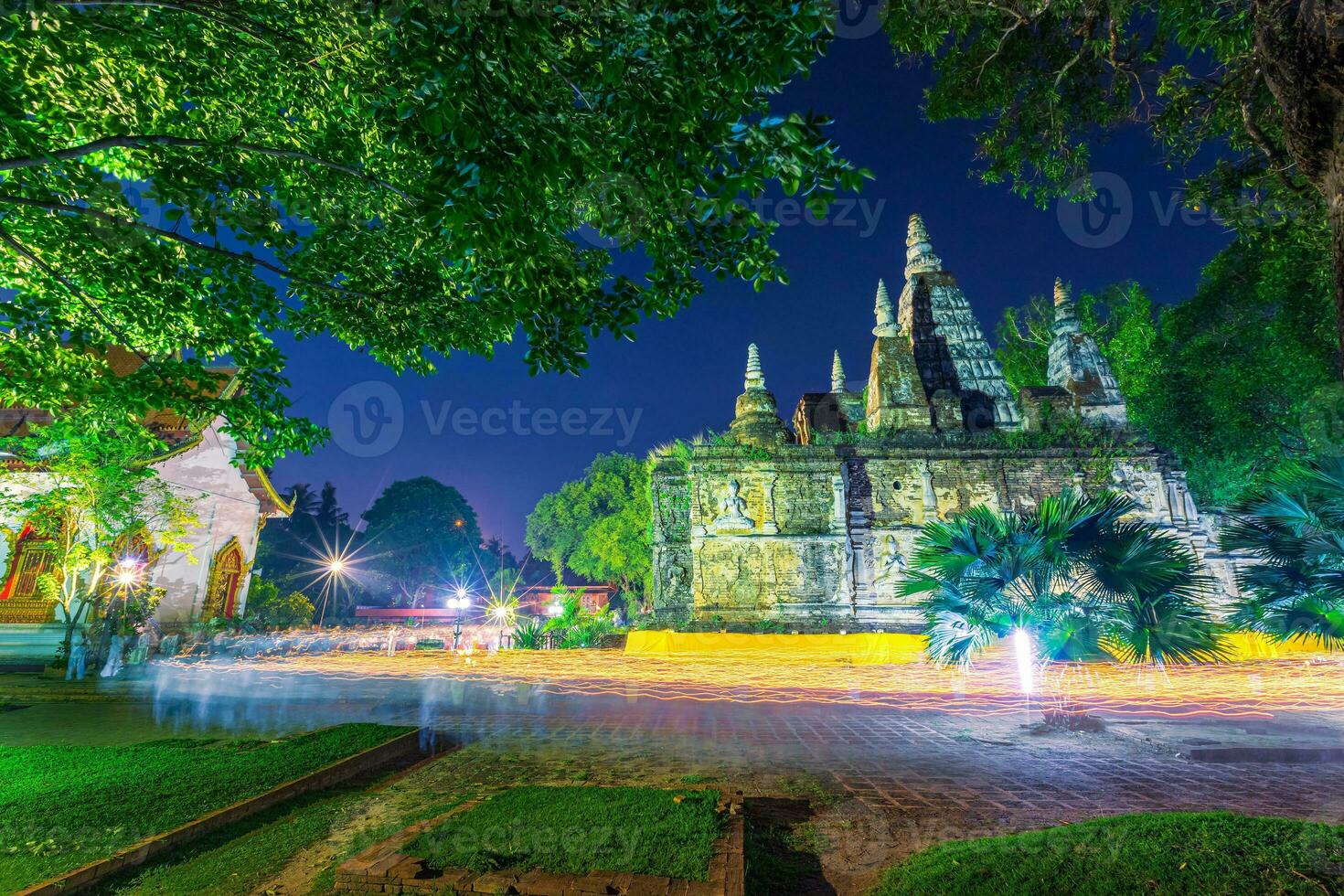 de licht van de kaars lit Bij nacht in de omgeving van de kerk van boeddhistisch in vesak dag Bij wat chet ja zeven pagode tempel het is een majoor toerist attractie in Chiang mei, thailand. foto