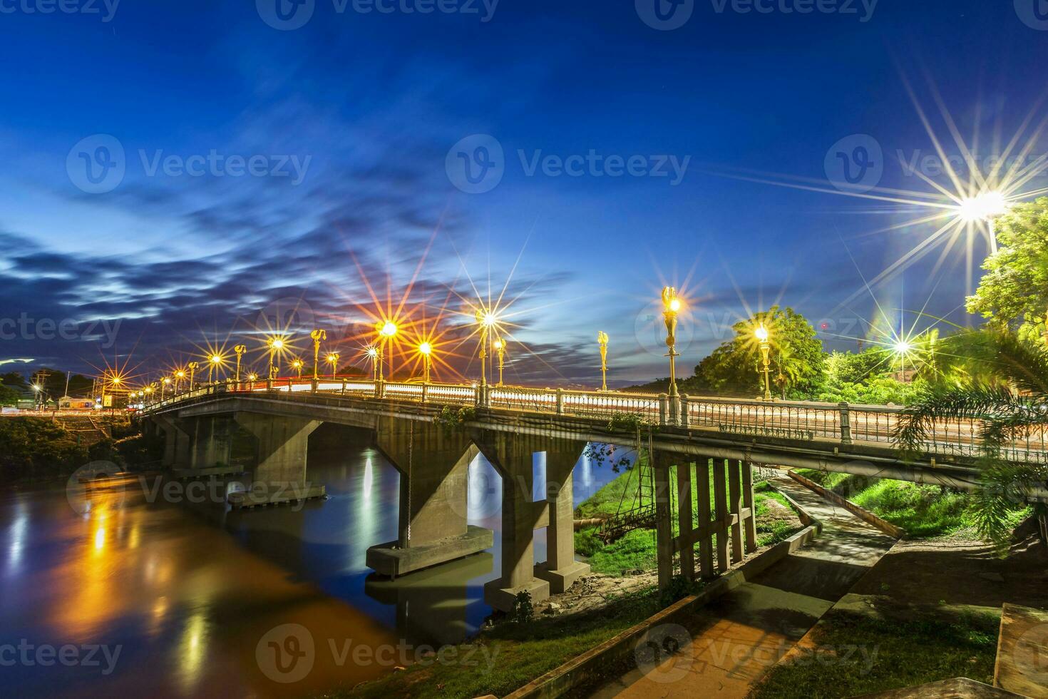 de kleur van nacht verkeer licht Aan de weg Aan de brug eka thot sa wortel brug in phitsanulok, Thailand. foto
