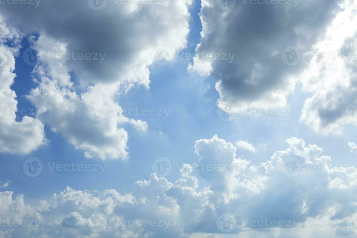 herfst blauw lucht achtergrond structuur met wit spindrift heel wolken. foto