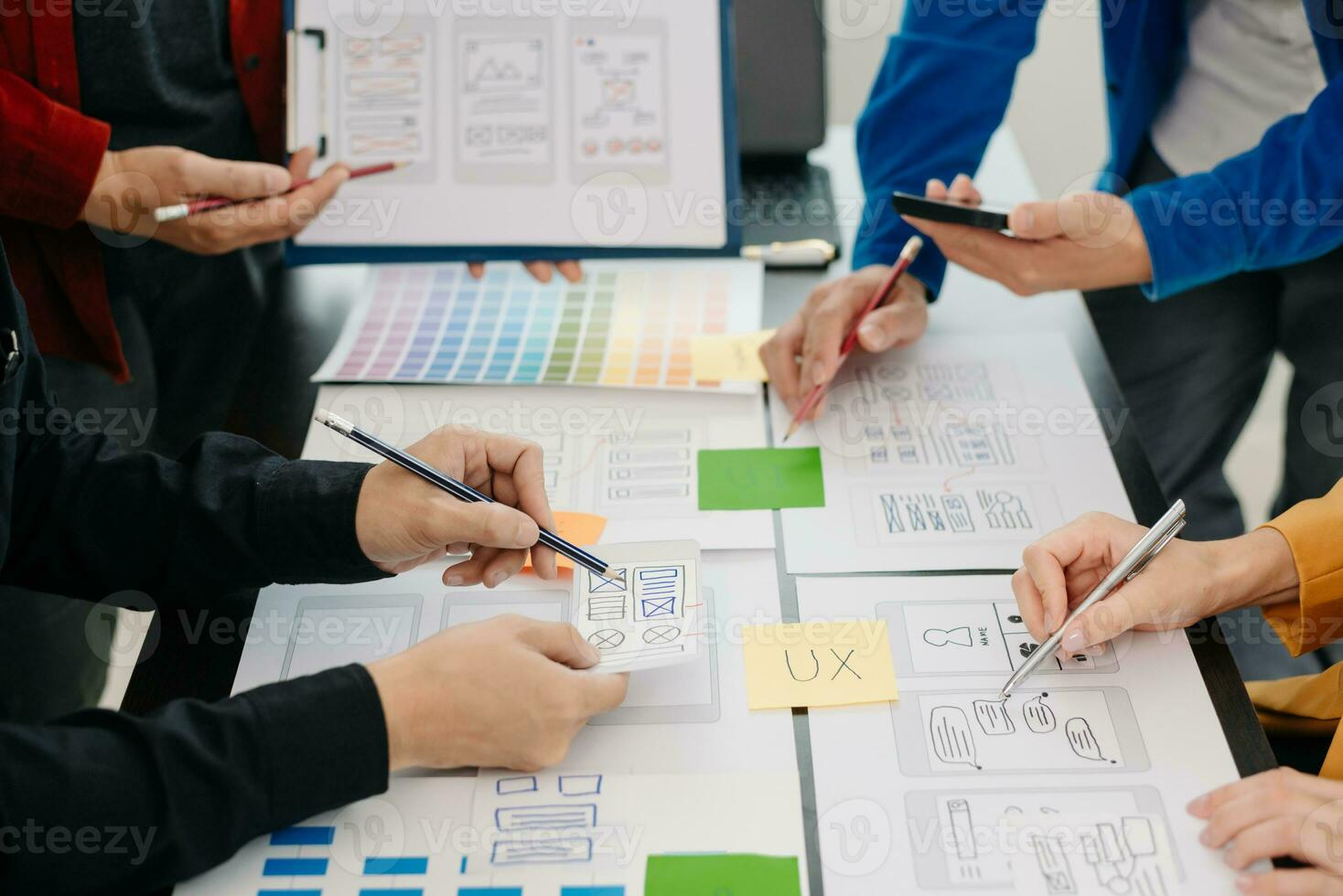 ux ontwikkelaar en ui ontwerper brainstorming over mobiel app koppel wireframe ontwerp met klant breif en kleur code Bij modern kantoor. foto