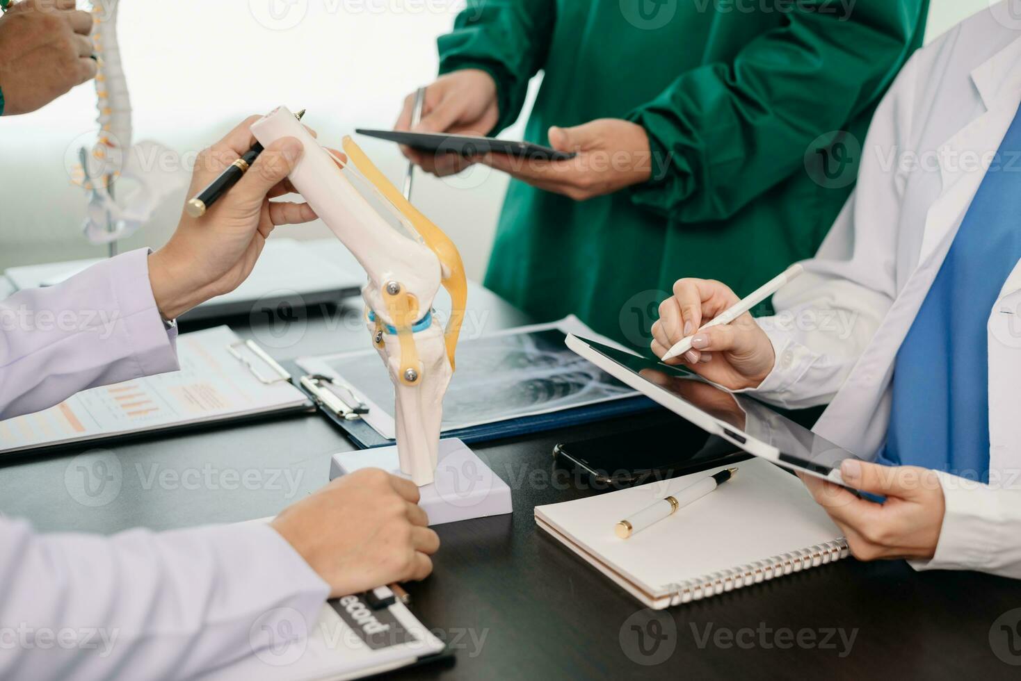 vergadering team van dokter en medisch personeel overleg over de behandeling van hart ziekte, longontsteking, gastro-intestinaal en maag ziekten. en osteoporose Bij ziekenhuis foto