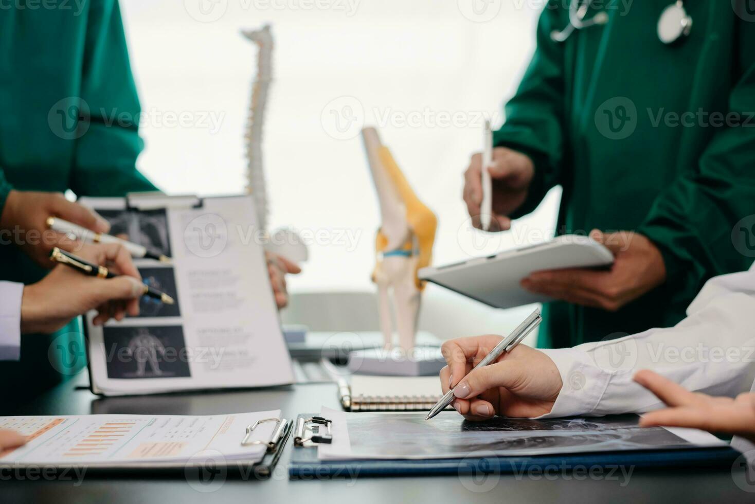 vergadering team van dokter en medisch personeel overleg over de behandeling van hart ziekte, longontsteking, gastro-intestinaal en maag ziekten. en osteoporose Bij ziekenhuis foto