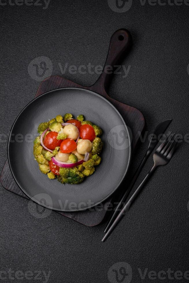 heerlijk vers salade met broccoli, kers tomaten, paddestoelen, uien, zout, specerijen en kruiden foto