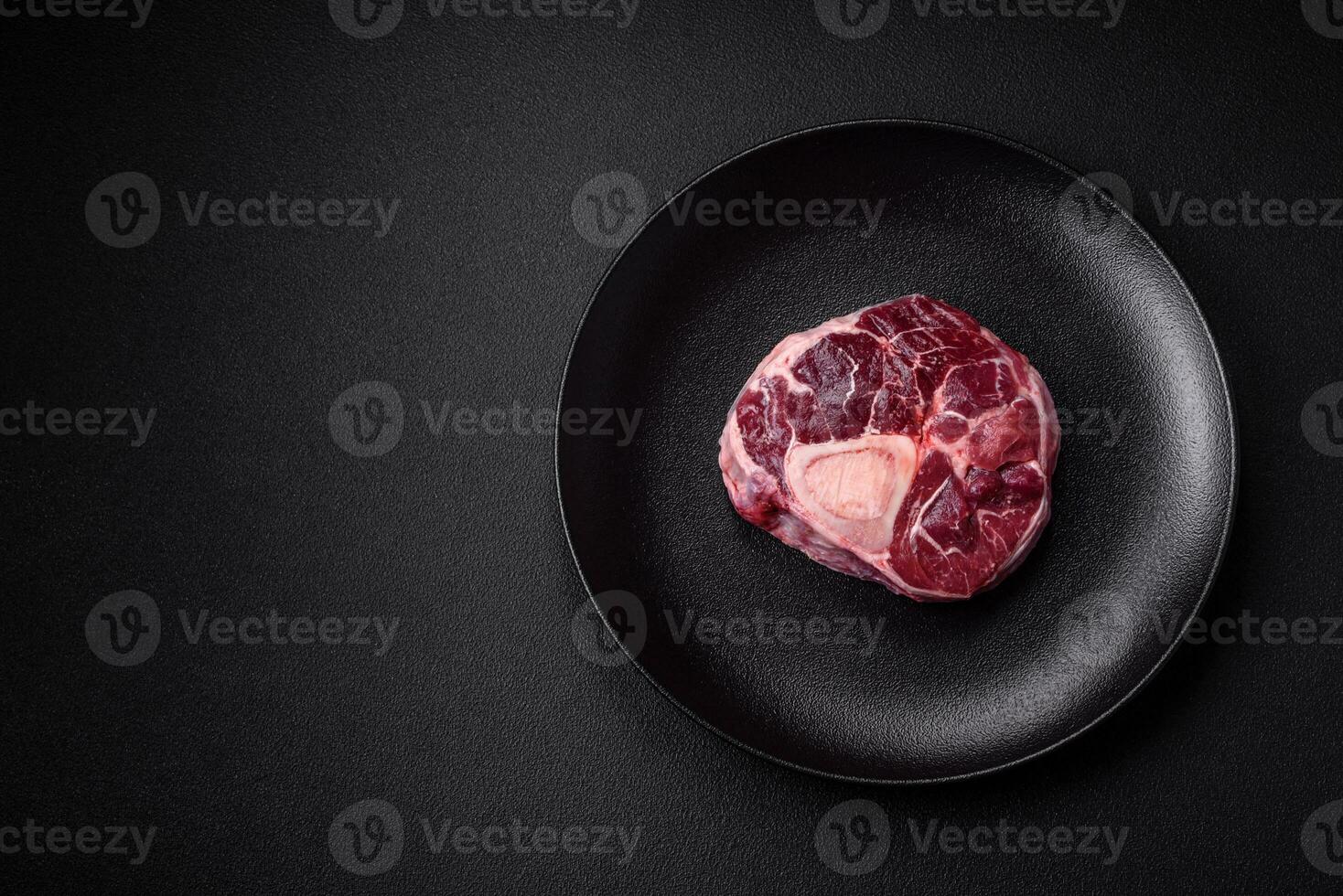 vers rundvlees ossobuco steak met zout, specerijen en kruiden foto