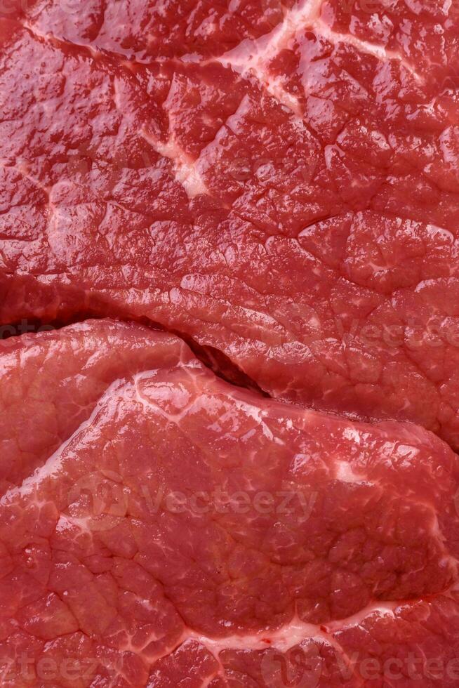 rauw filet steak mignon rundvlees met zout, specerijen en kruiden foto