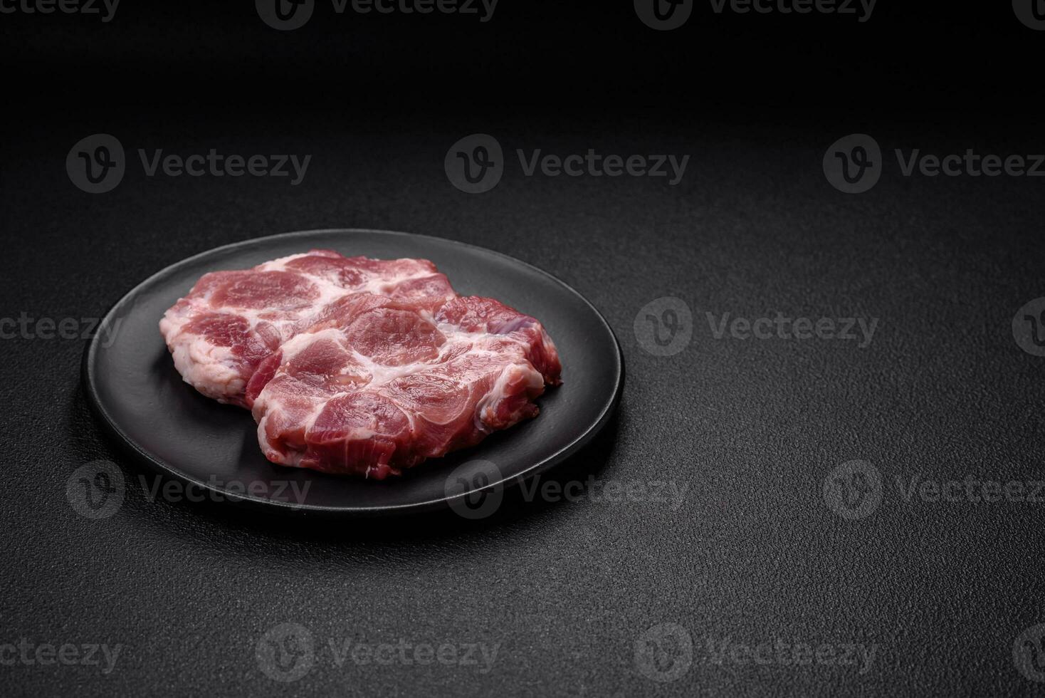 vers sappig varkensvlees steaks met zout, specerijen en kruiden foto