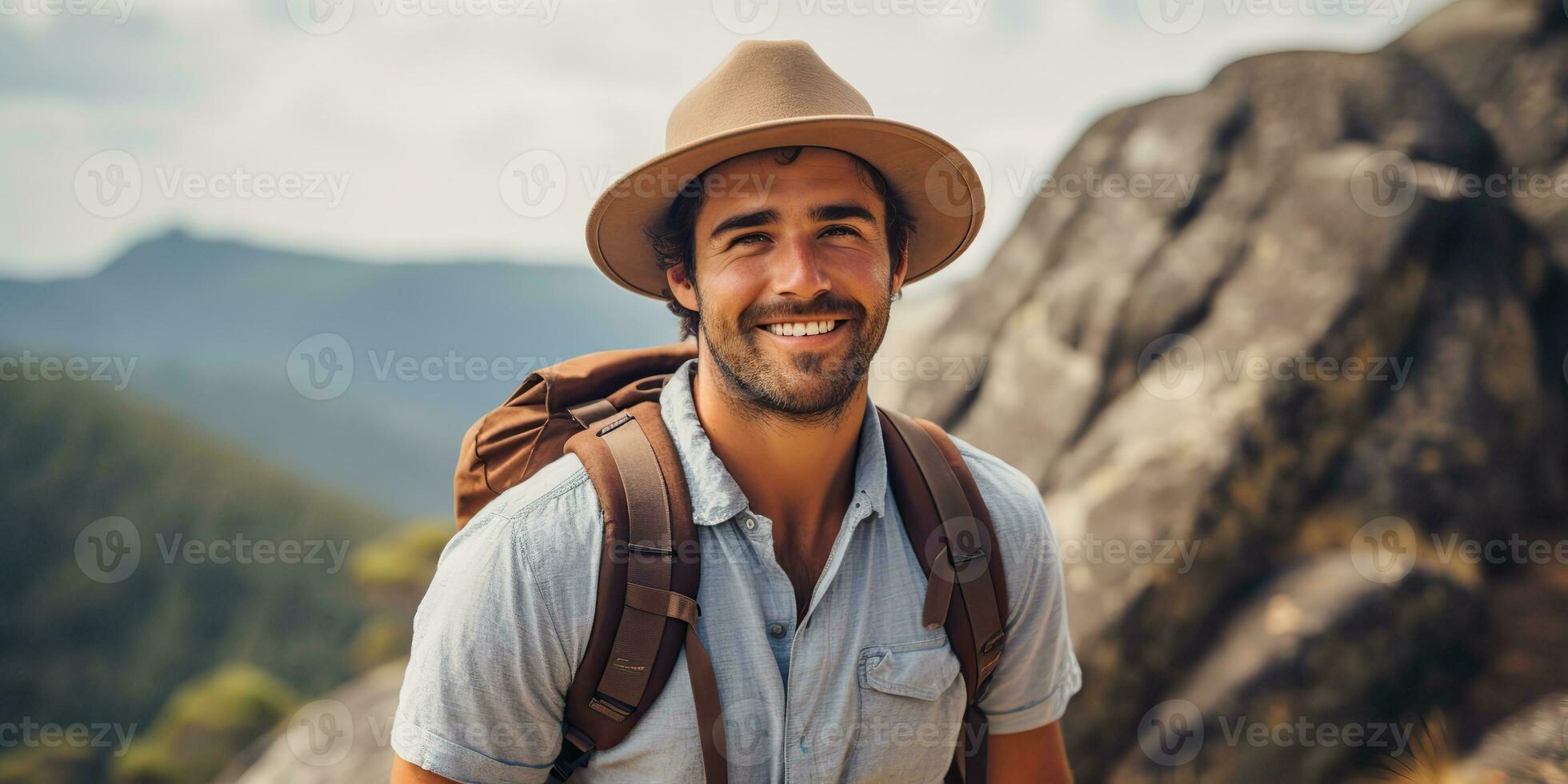 ai gegenereerd. ai generatief. knap Mens in hoed rugzak trekking wandelen portret landschap avontuur buitenshuis. grafisch kunst foto