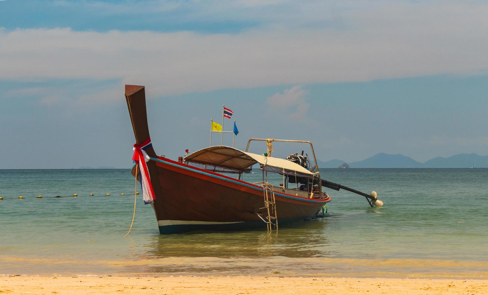Thaise traditionele houten lange staart boot oa nang krabi thailand foto