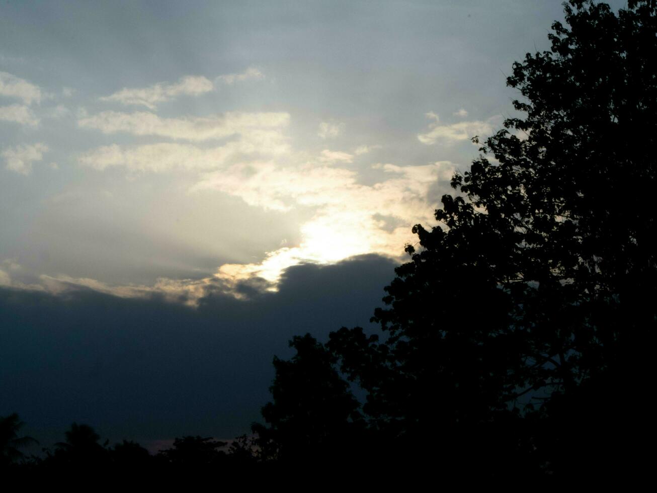 de beeld van de avond zon geeft een gevoel van koelte. foto