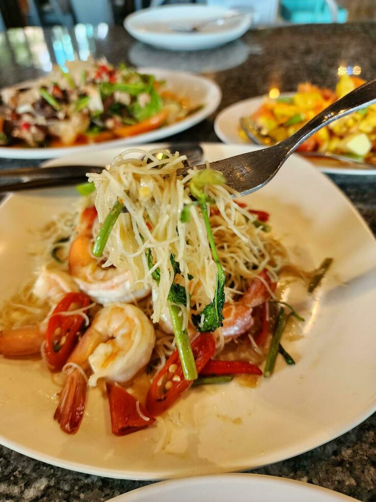 roergebakken vermicelli met water mimosa foto