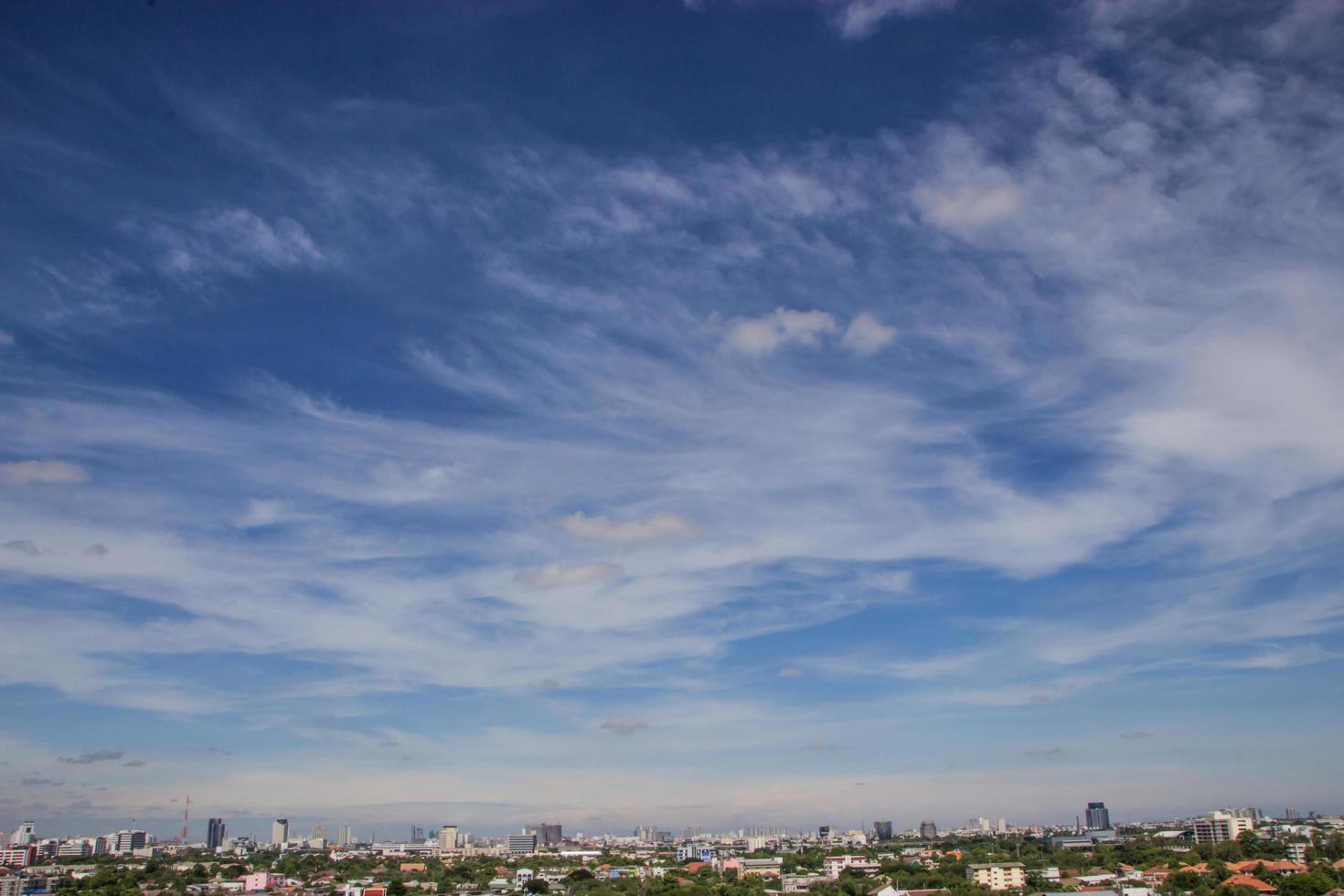 blauwe hemelachtergrond met uiterst kleine wolken op de stad van Bangkok foto