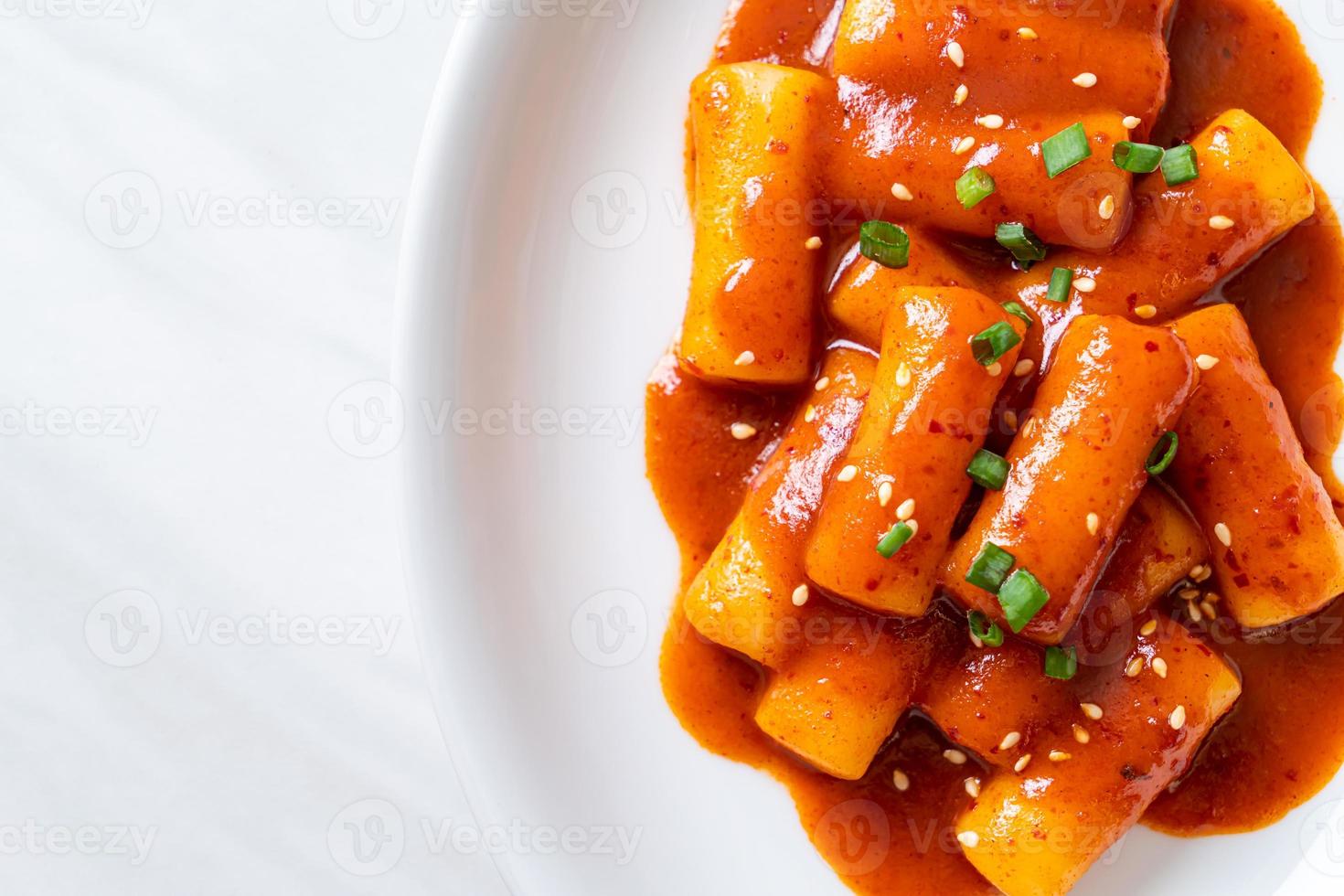 Koreaanse rijstwafelstok in pikante saus - tteokbokki foto