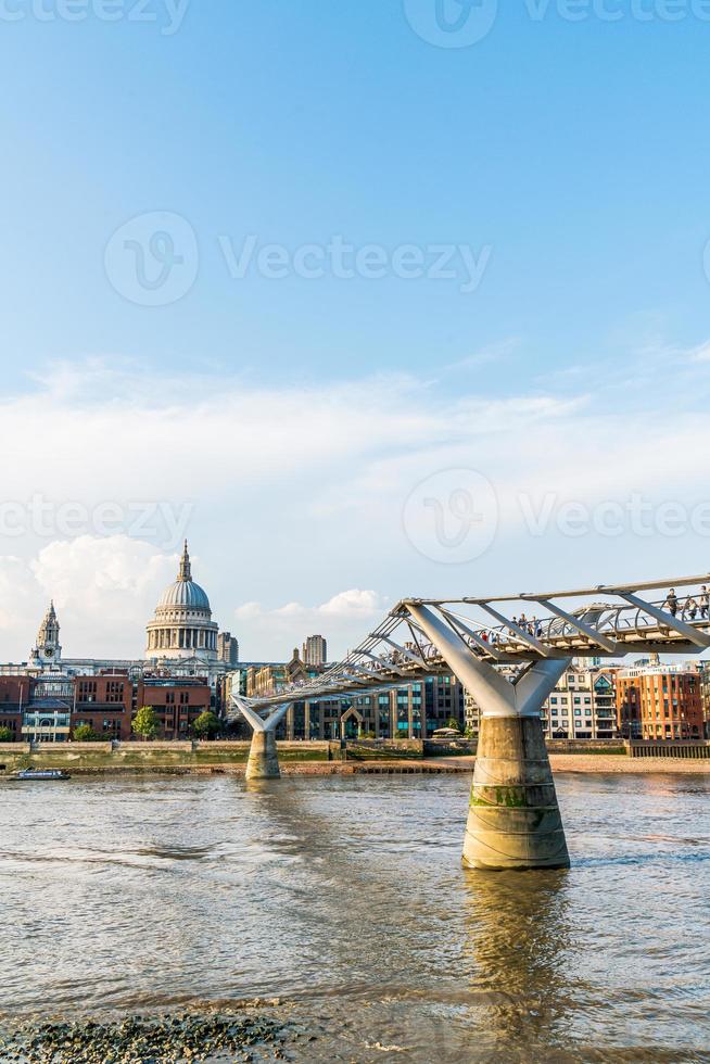 st pauls-kathedraal en de millenniumbrug bij zonsonderganglandschap foto