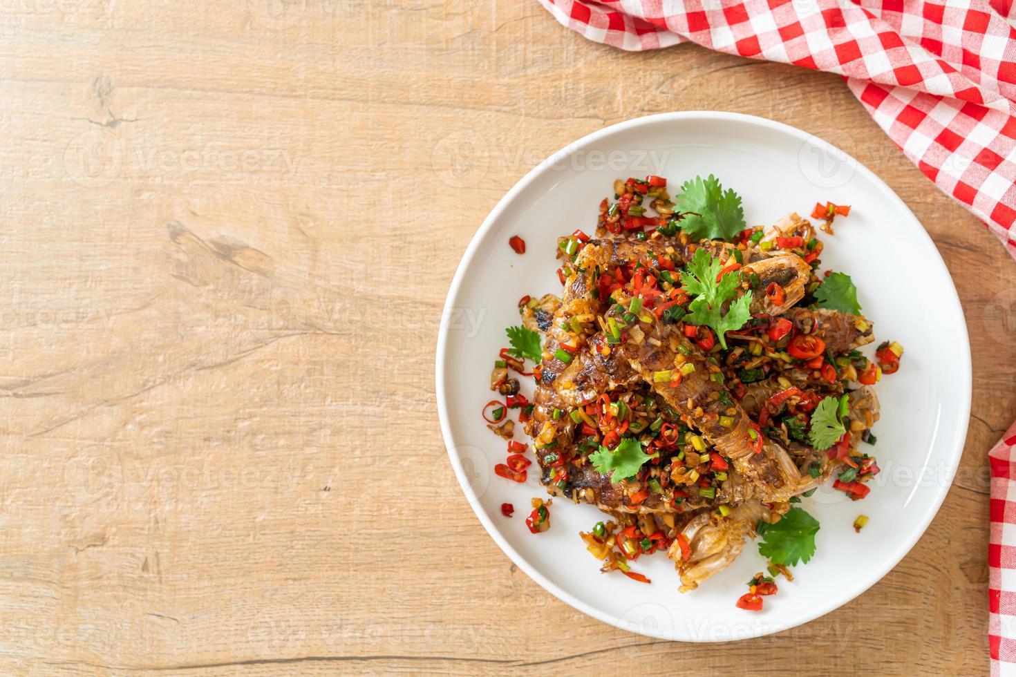 roergebakken bidsprinkhaangarnalen of rivierkreeftjes met chili en zout. foto