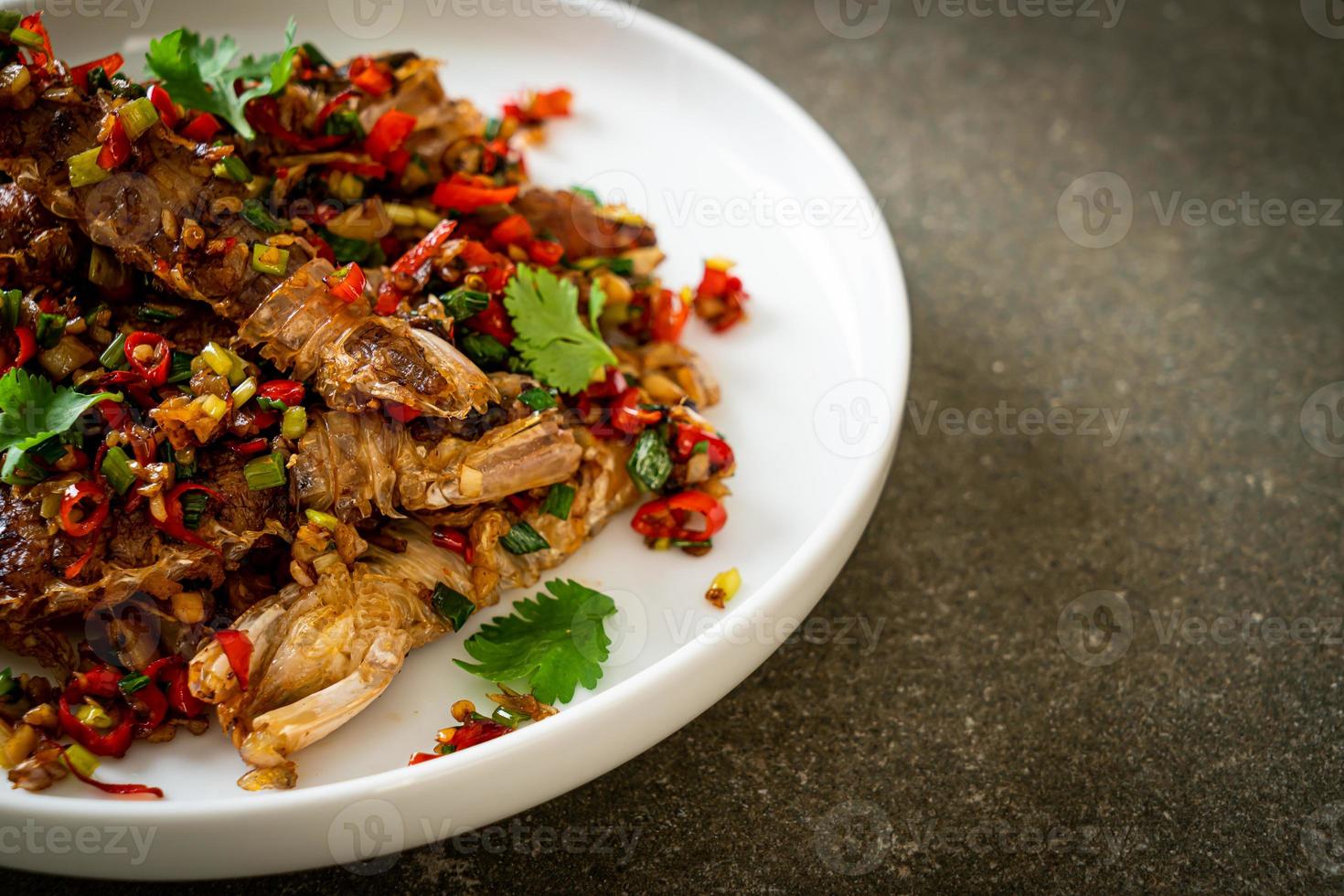 roergebakken bidsprinkhaangarnalen of rivierkreeftjes met chili en zout. foto