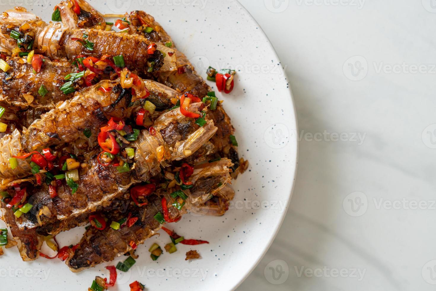 roergebakken bidsprinkhaangarnalen of rivierkreeftjes met chili en zout. foto