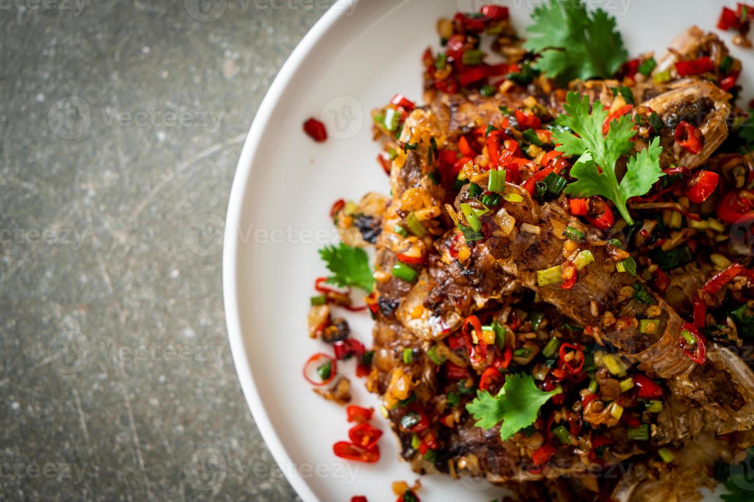 roergebakken bidsprinkhaangarnalen of rivierkreeftjes met chili en zout. foto