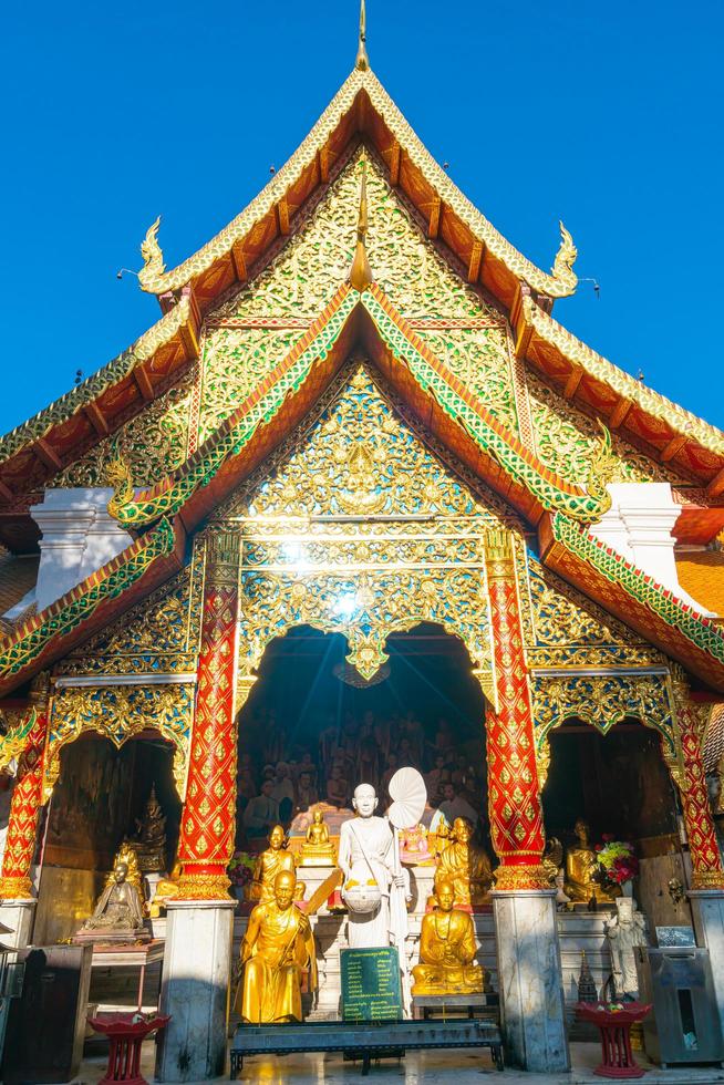 prachtige gouden berg bij de tempel in wat phra that doi suthep in chiang mai, thailand. foto