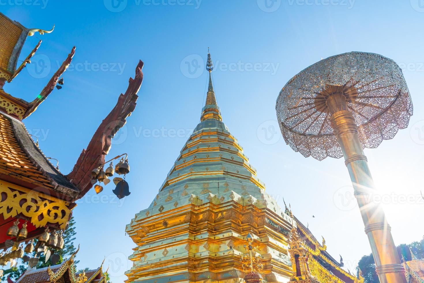 prachtige gouden berg bij de tempel in wat phra that doi suthep in chiang mai, thailand. foto