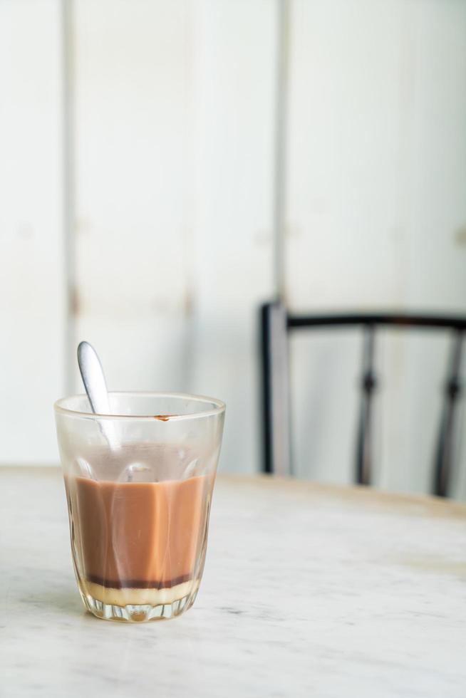 warme chocolademelk glas op tafel foto