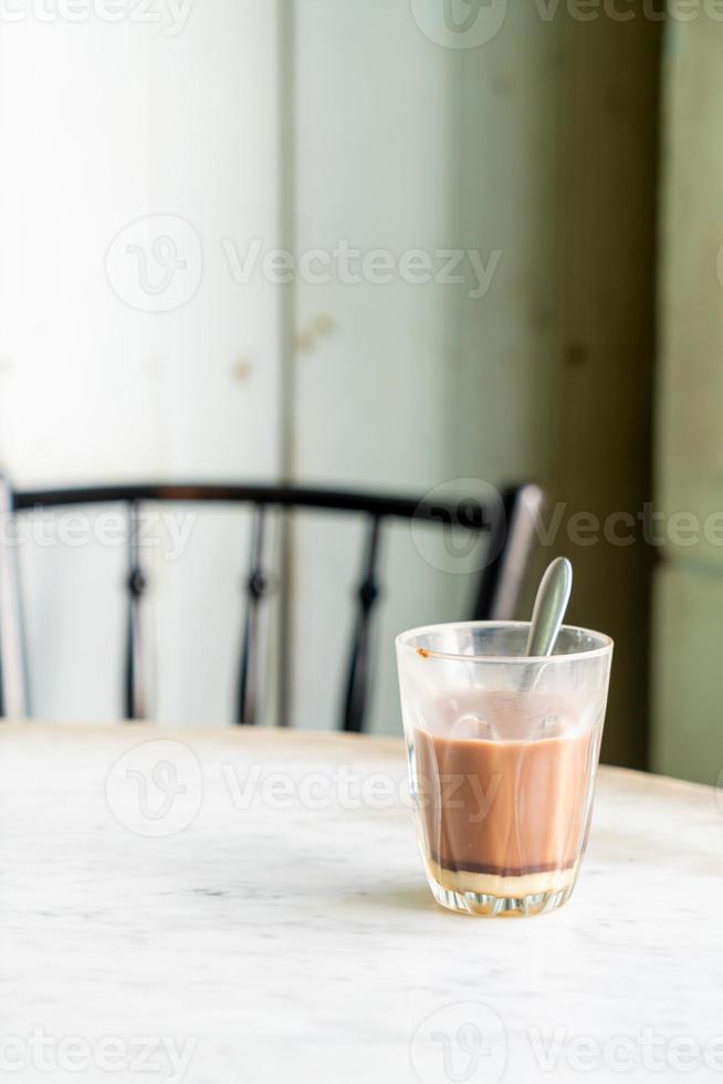 warme chocolademelk glas op tafel foto