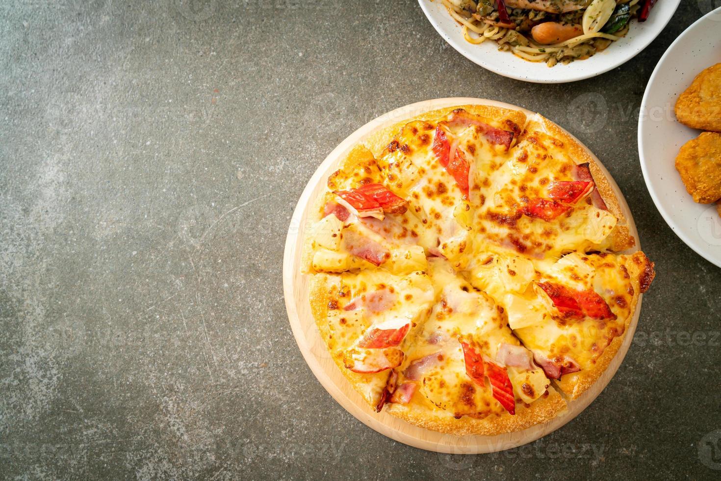 ham en krabstickpizza of Hawaiiaanse pizza foto